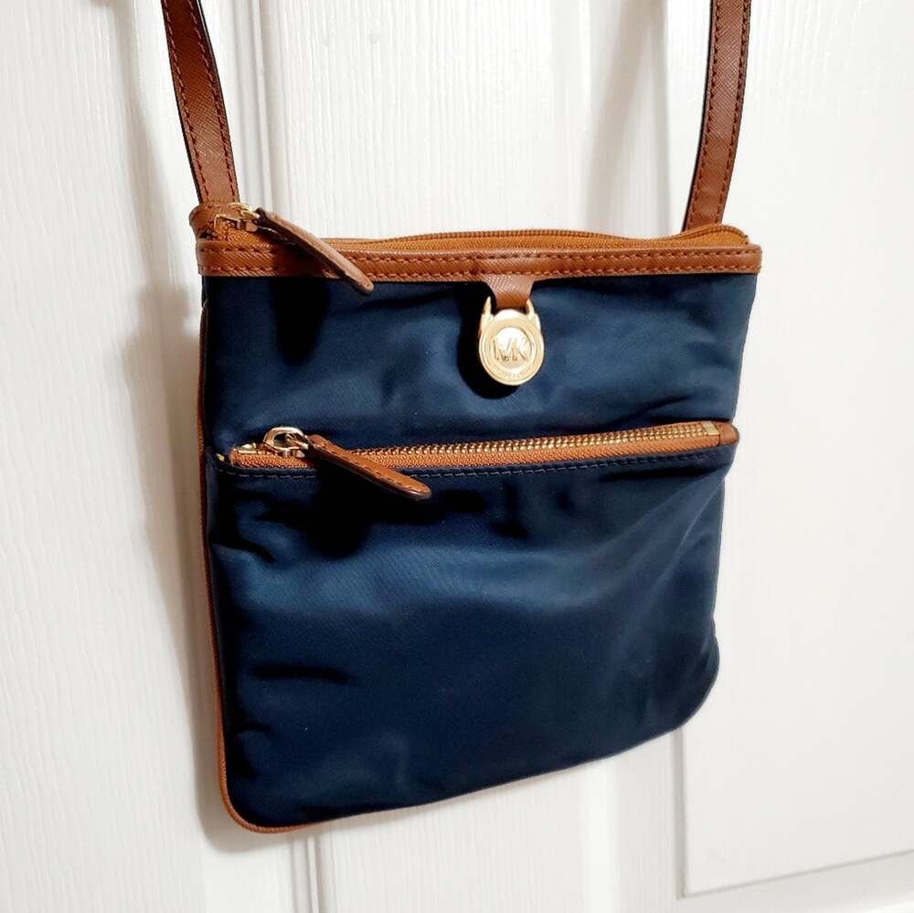 MICHAEL KORS cross body bag travel purse Navy and Tan
